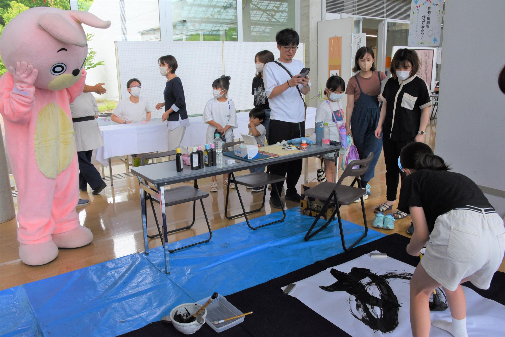 大きな書道に挑戦。ウサヒも興味津々