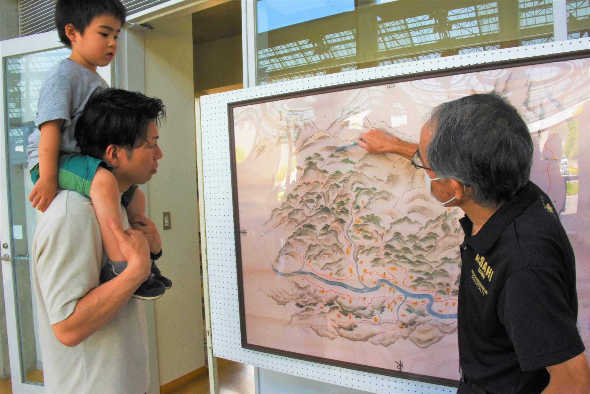 昔の朝日町の地図に興味津々