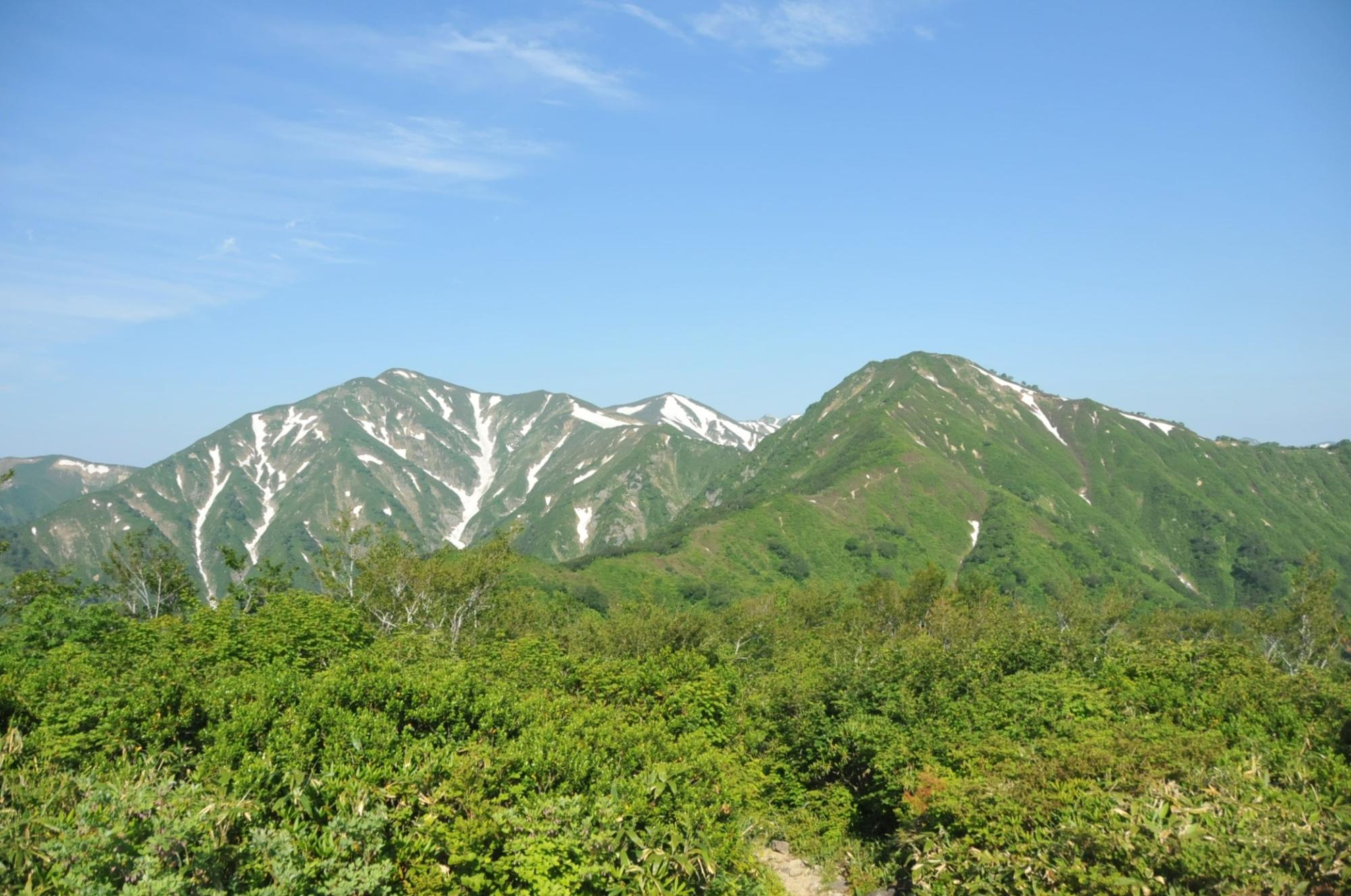 鳥原山展望台から見える大朝日岳と小朝日岳