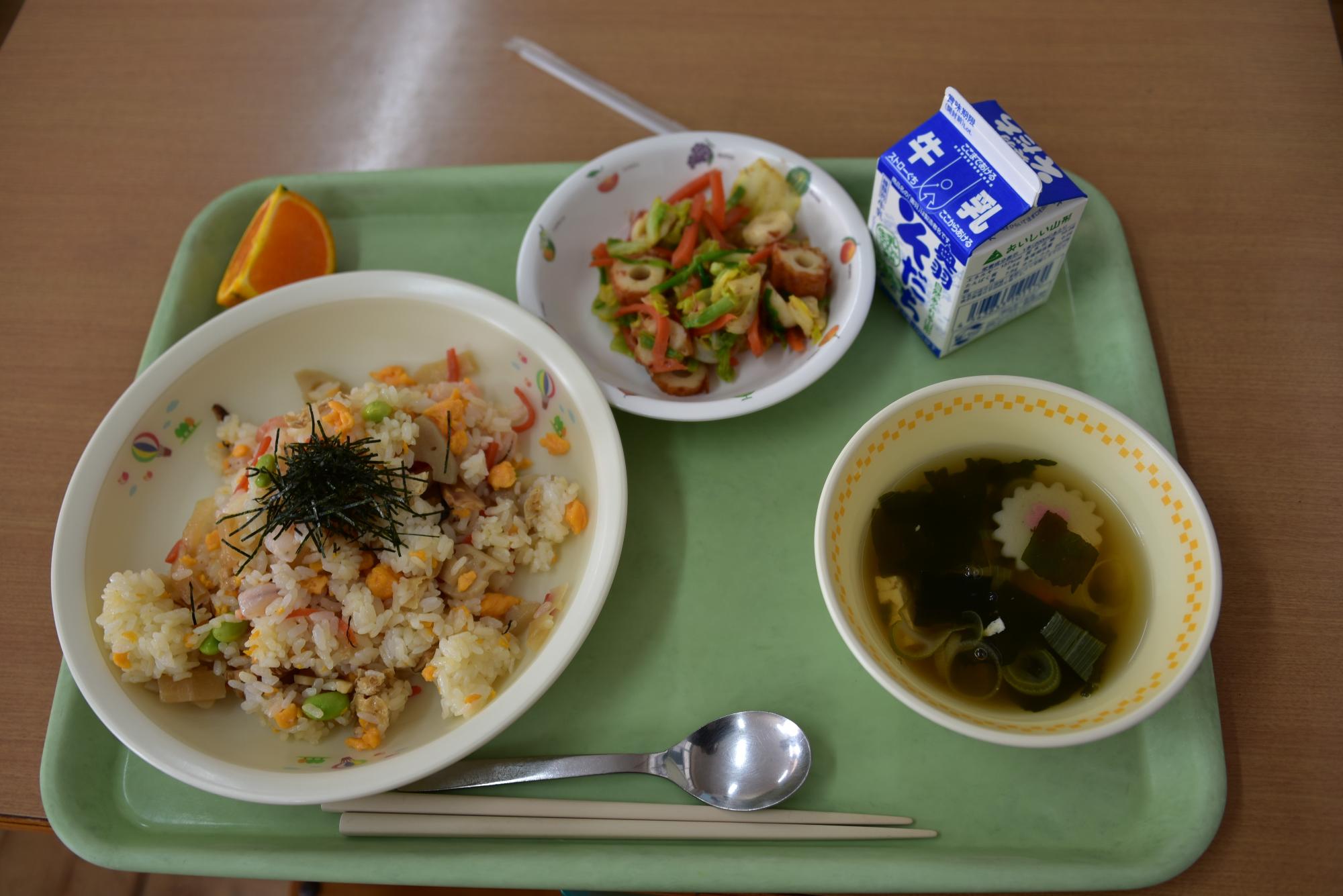 西五百川小学校の給食(ちらし寿司、すまし汁など)