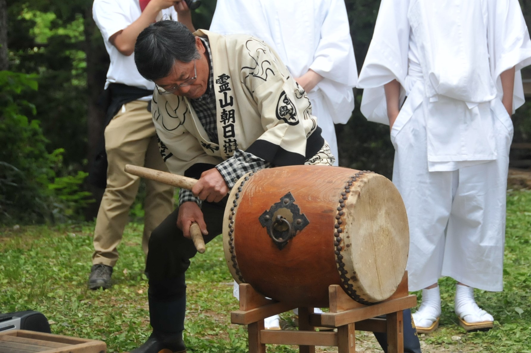 午前11時、太鼓の音色を合図に神事が始まります