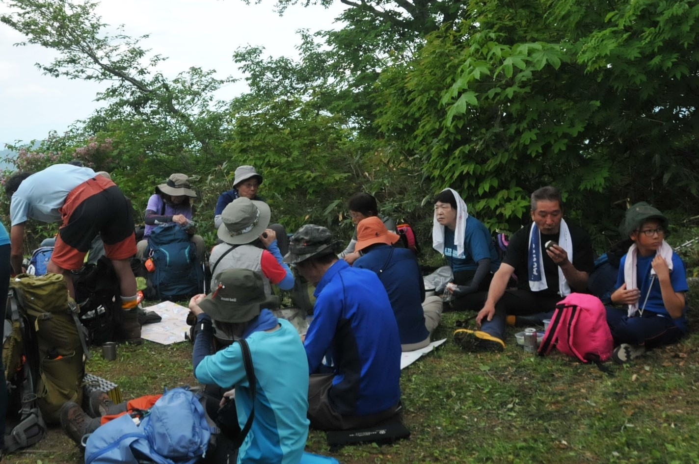 神事を終え、下山前に昼食をとる皆さん