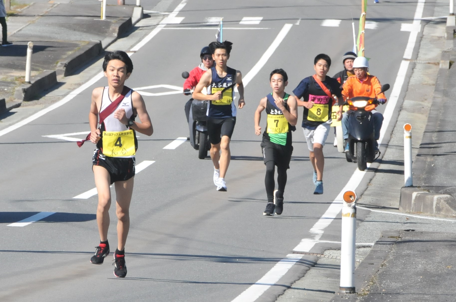 坂を駆け抜ける選手たち
