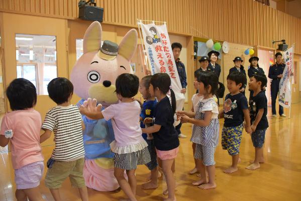 帰り際にウサヒとふれあう子どもたちの写真2