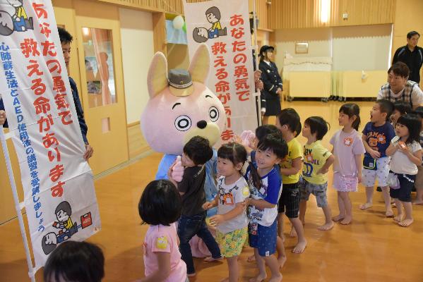 帰り際にウサヒとふれあう子どもたちの写真