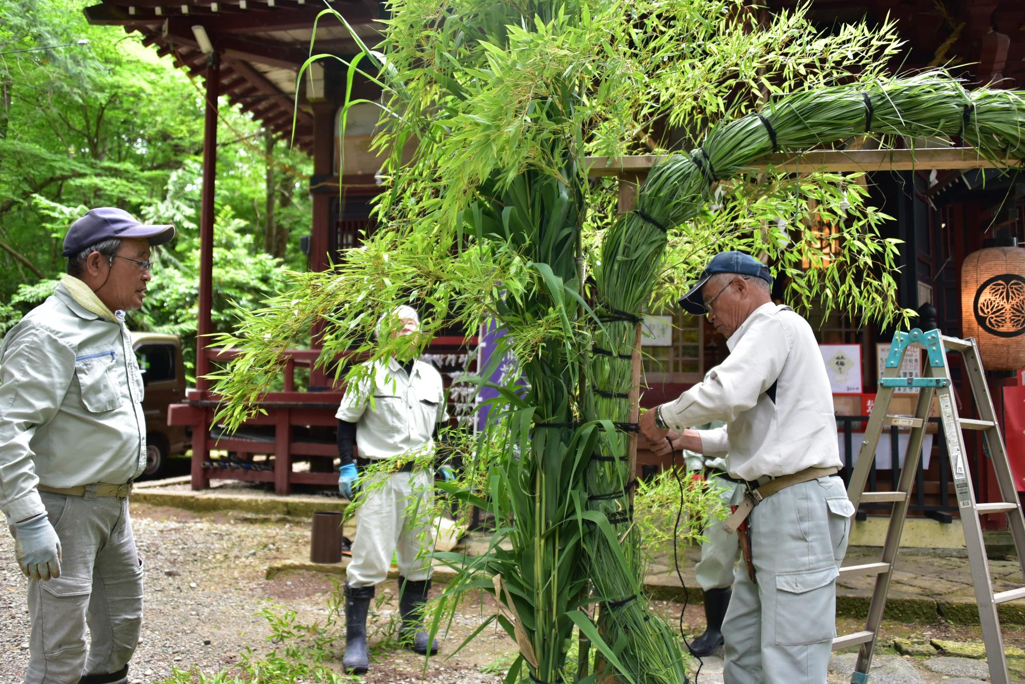 左右には葦と竹を立て…