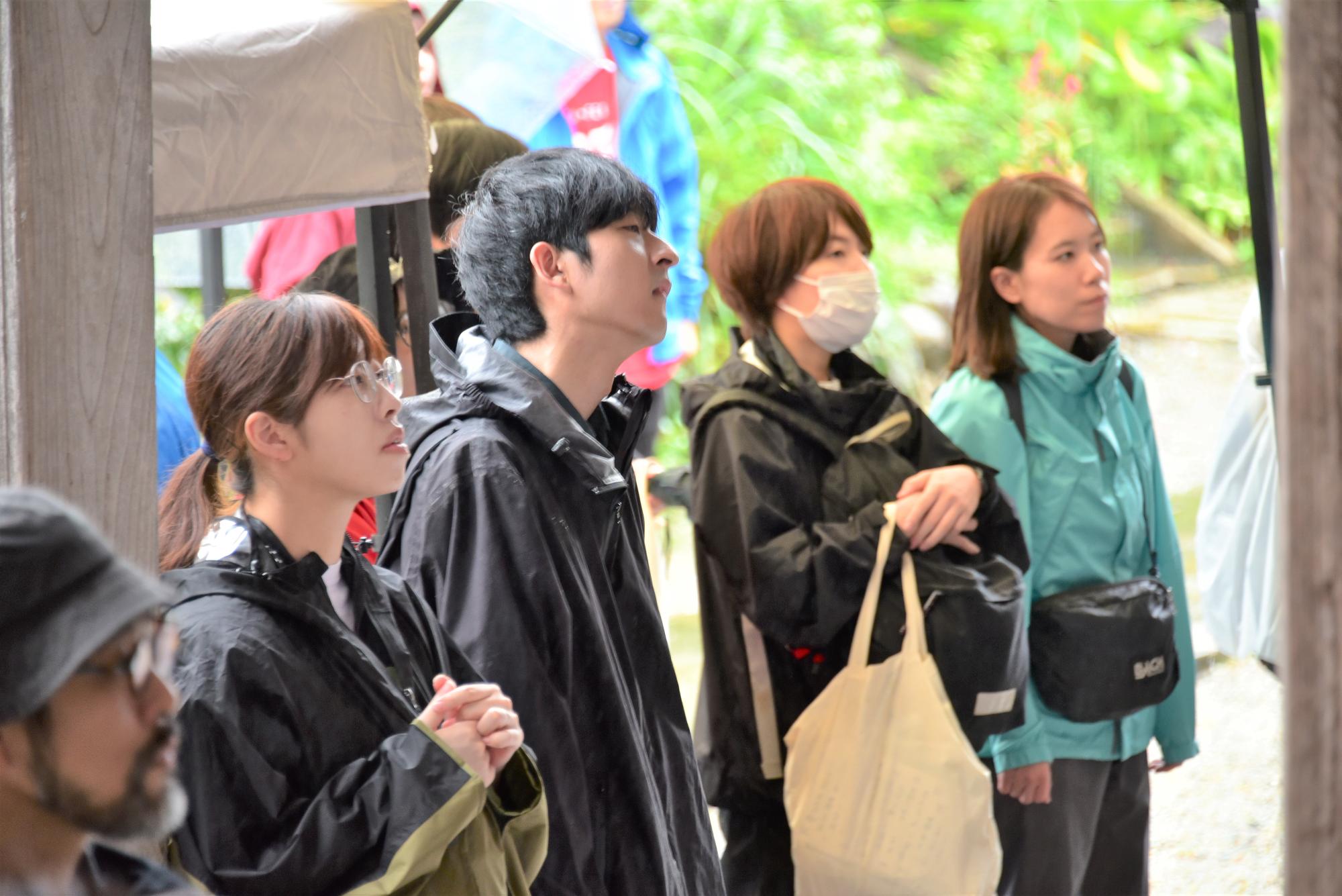 外で眺める人も