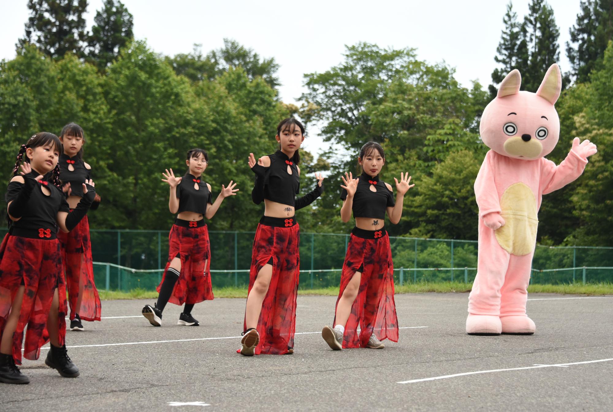 ウサヒもダンスを披露