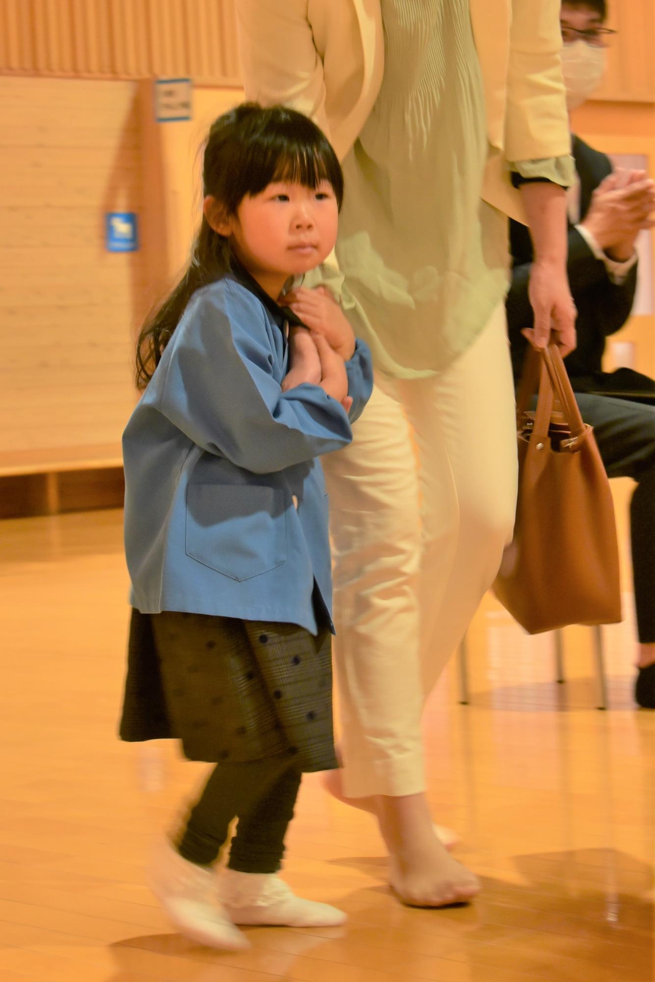 お母さんの手をしっかり握って入場