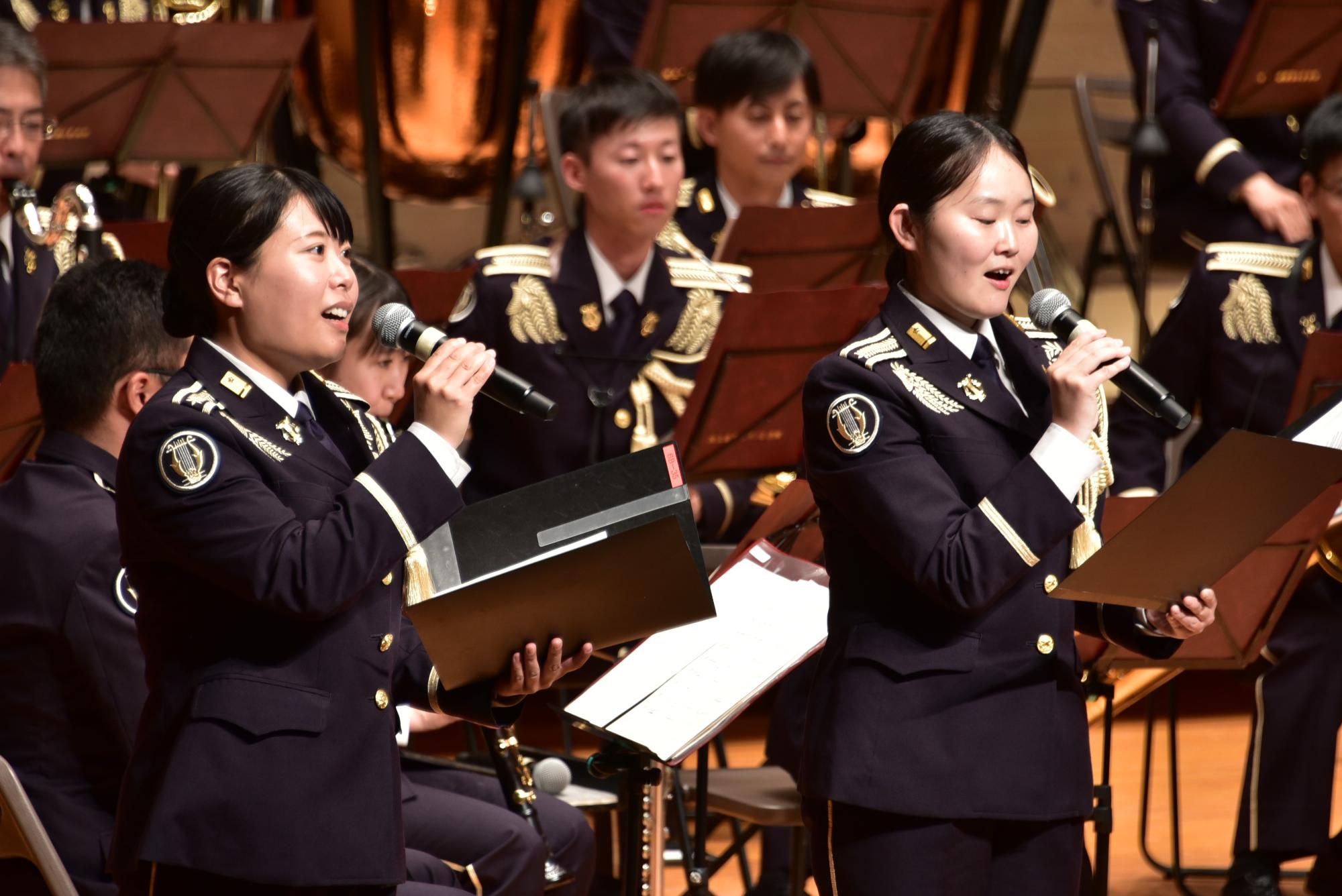 隊員の歌声も披露