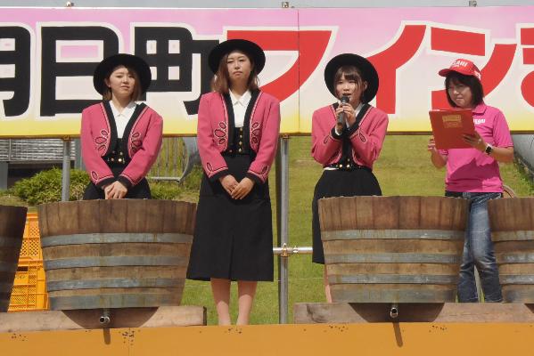 ワイン娘自己紹介の様子