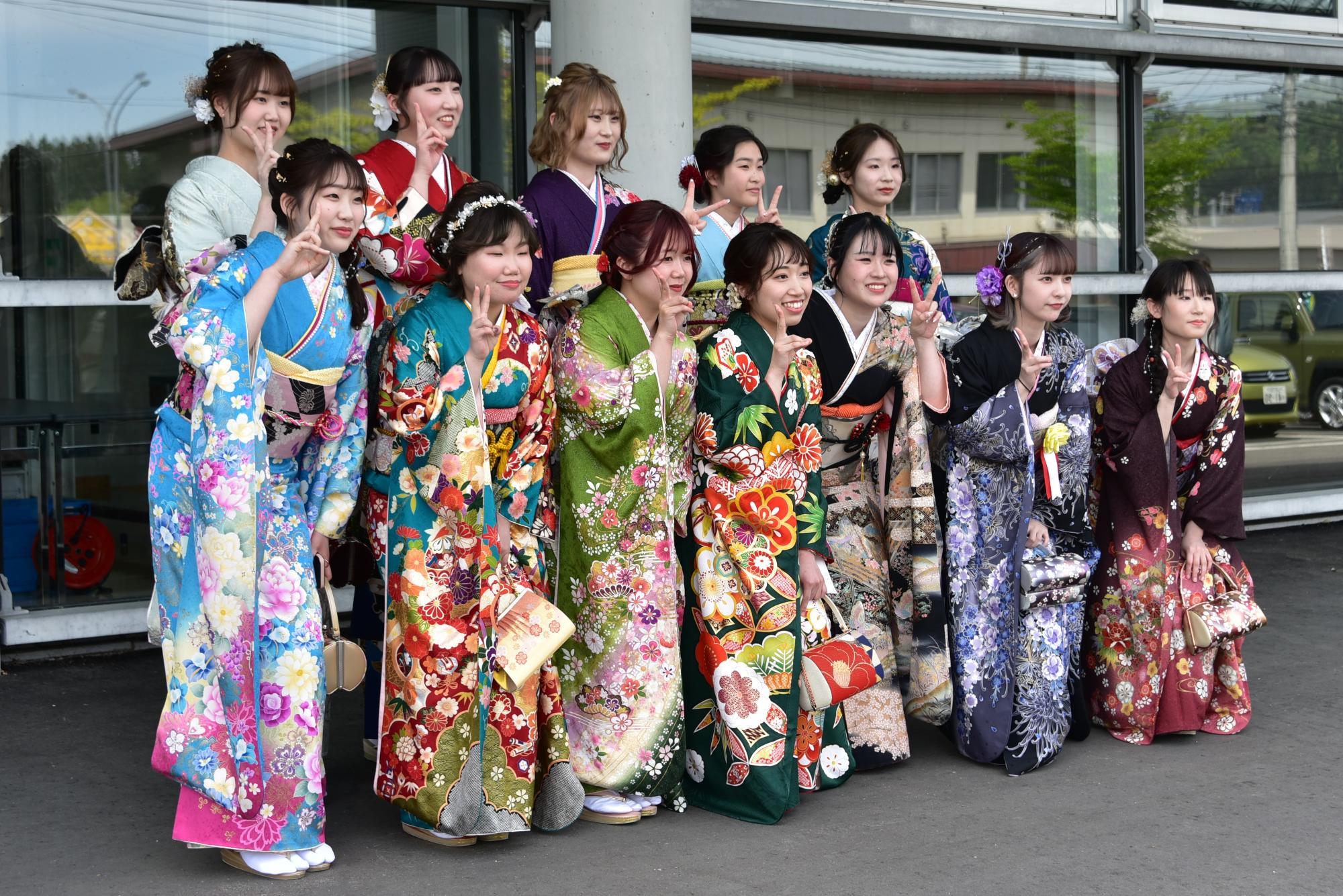 式典後は、記念撮影が行われていました-1