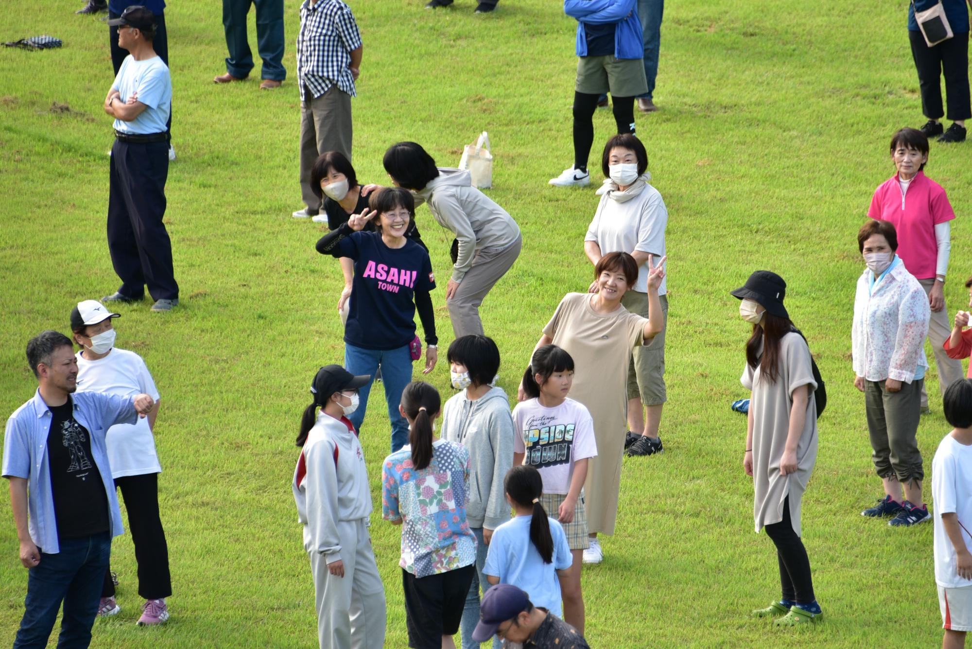 カメラを見つけてピース