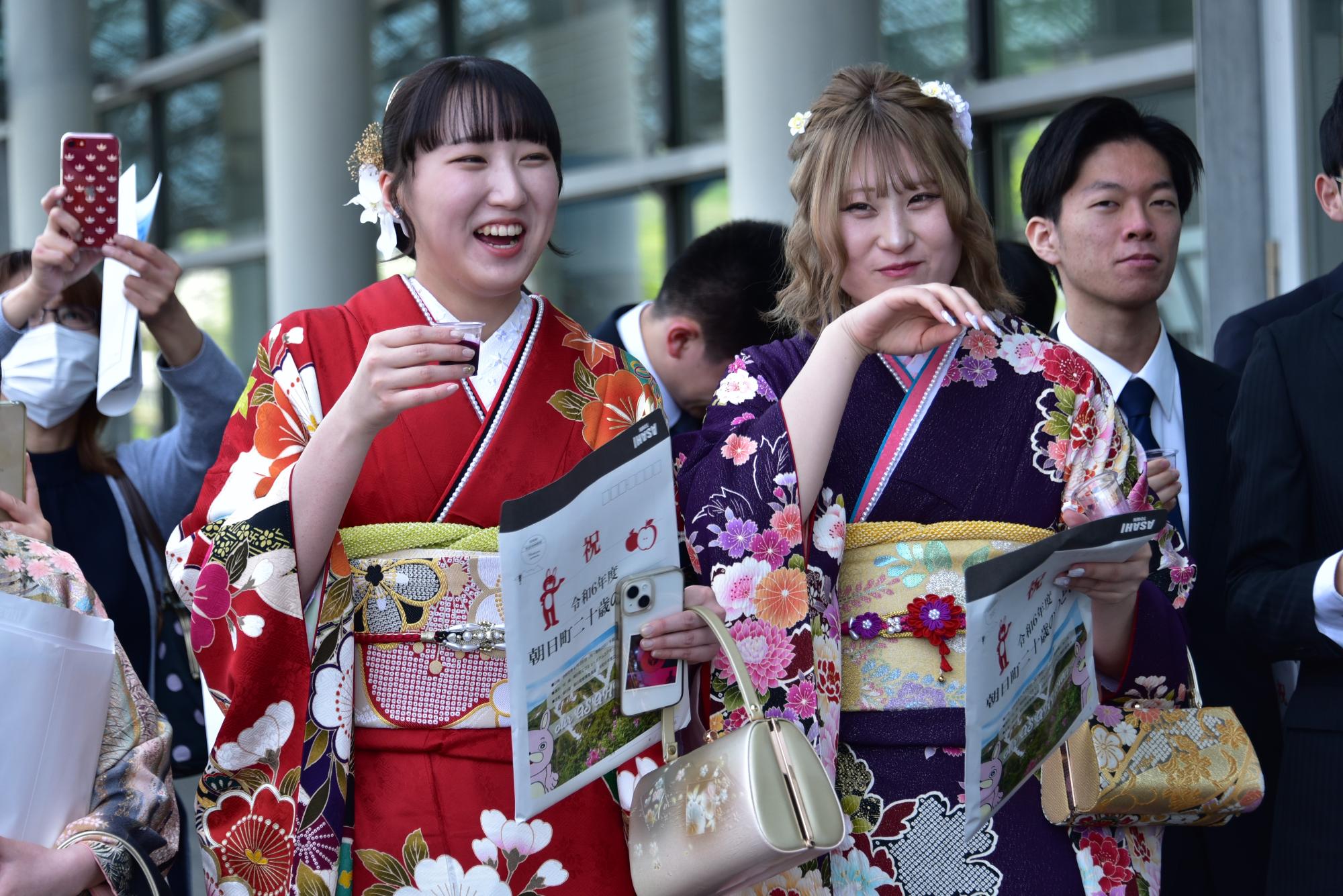 ぶどうジュースを笑顔で楽しみます