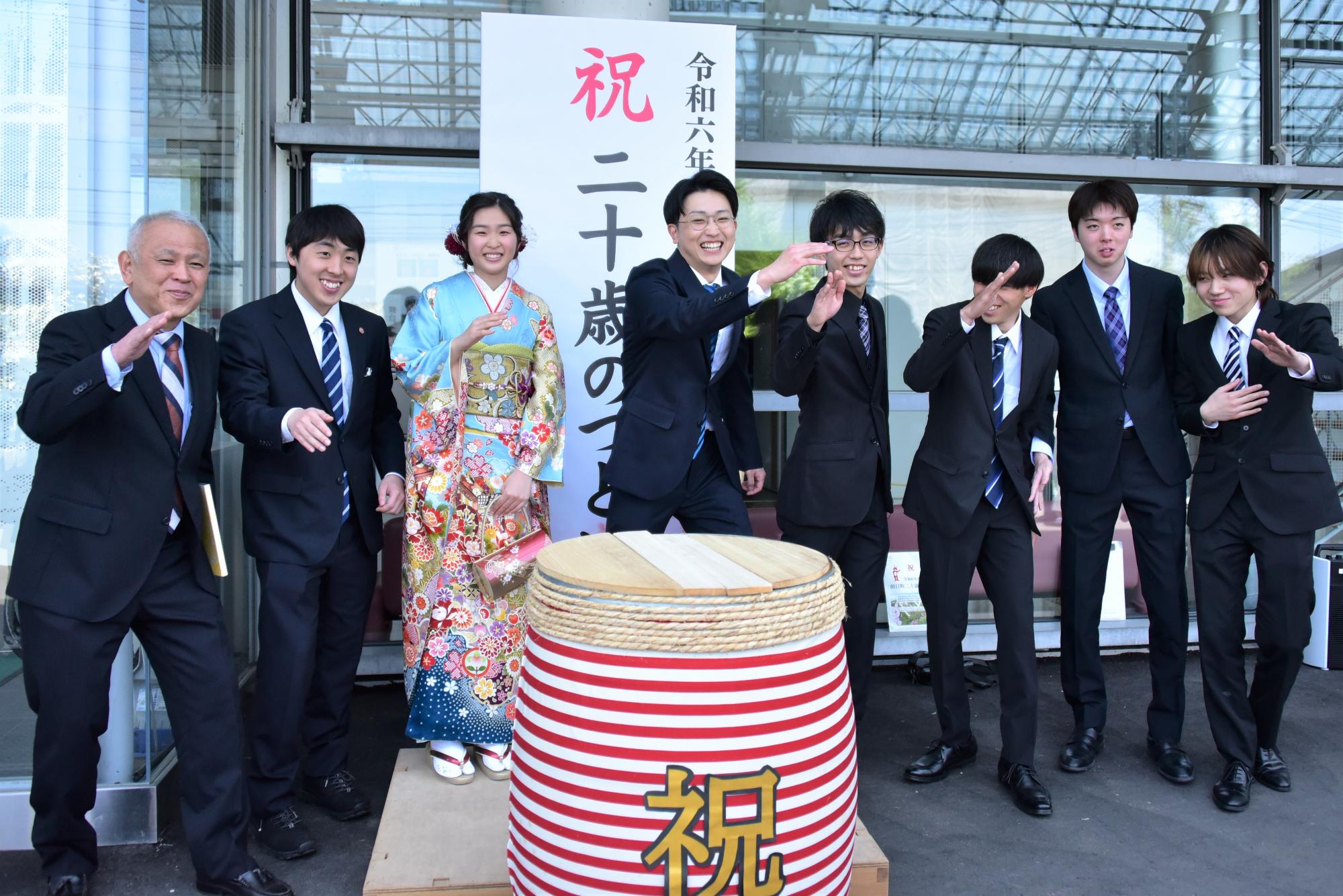 中学時代卓球部だった皆さん。恩師も交えて「スマッシュ」のポーズ
