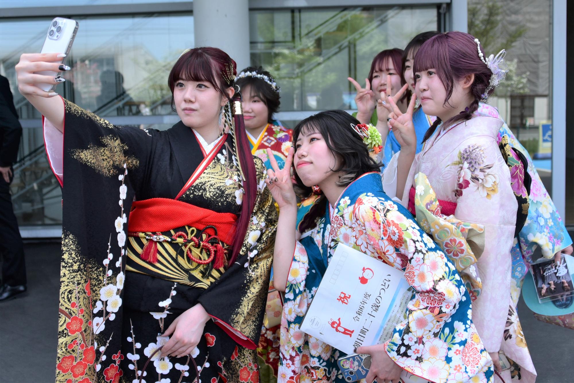 会場では「写真とろう」と楽しそうな声でにぎわっていました-2
