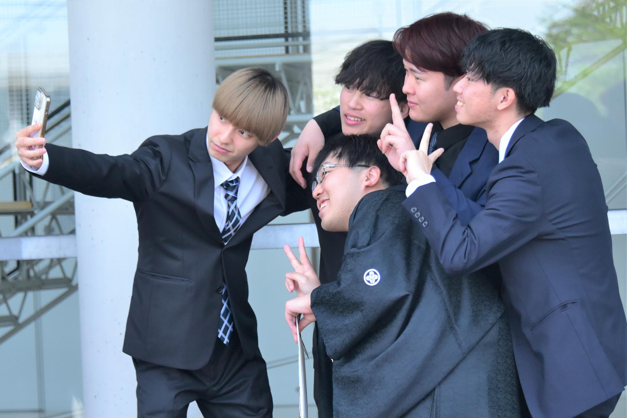 会場では「写真とろう」と楽しそうな声でにぎわっていました