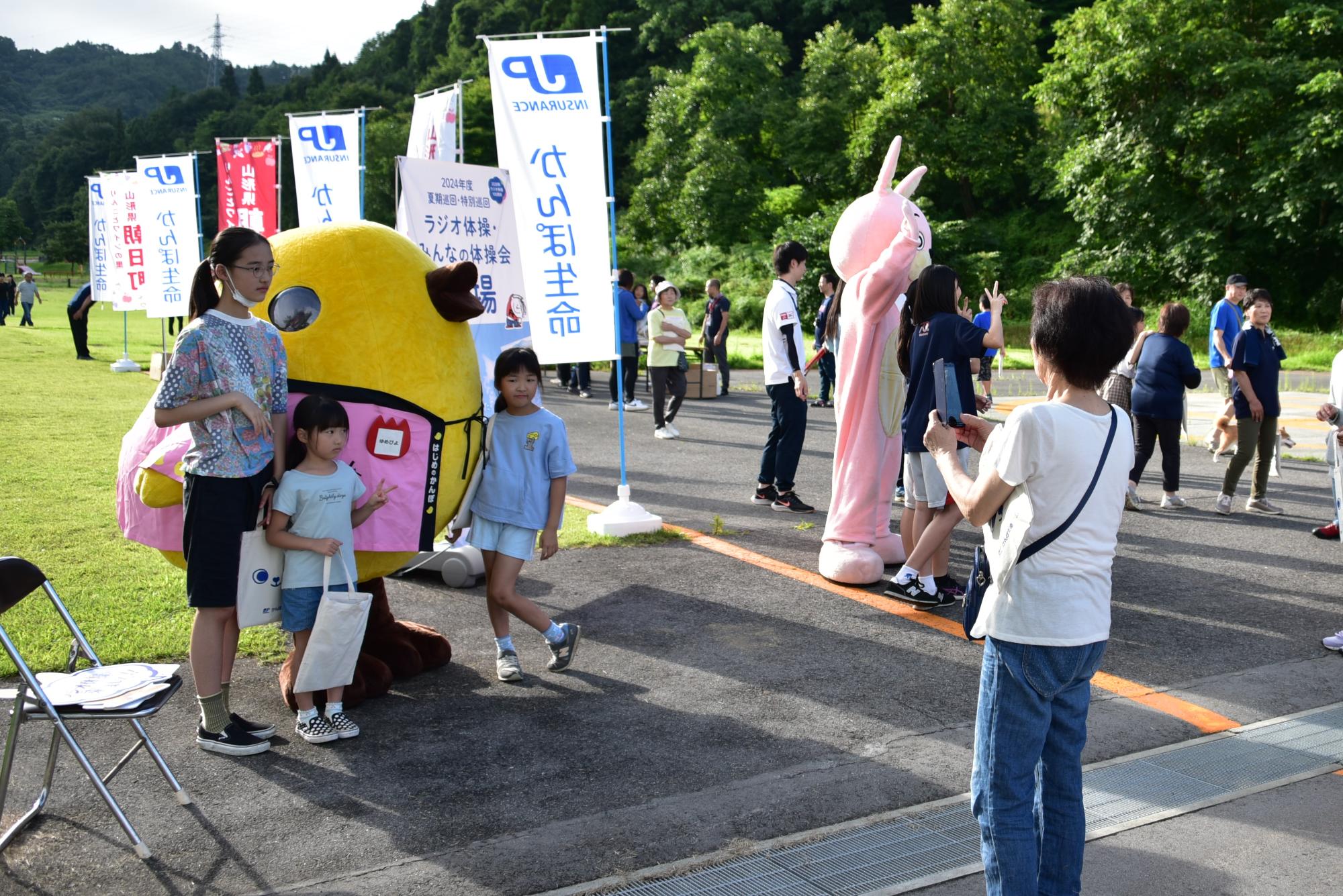 最後は桃色ウサヒとかんぽ生命の企業キャラクター「ゆめぴよ」がお見送り