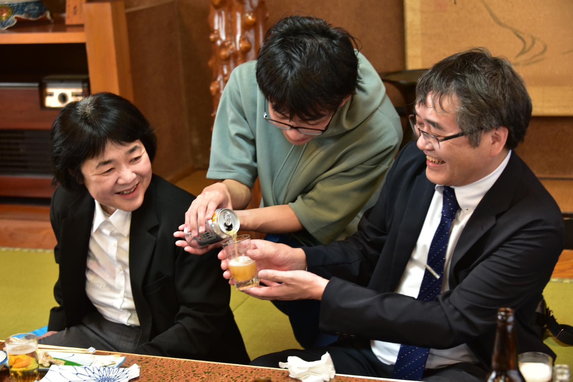 恩師に「お注ぎさせてください」