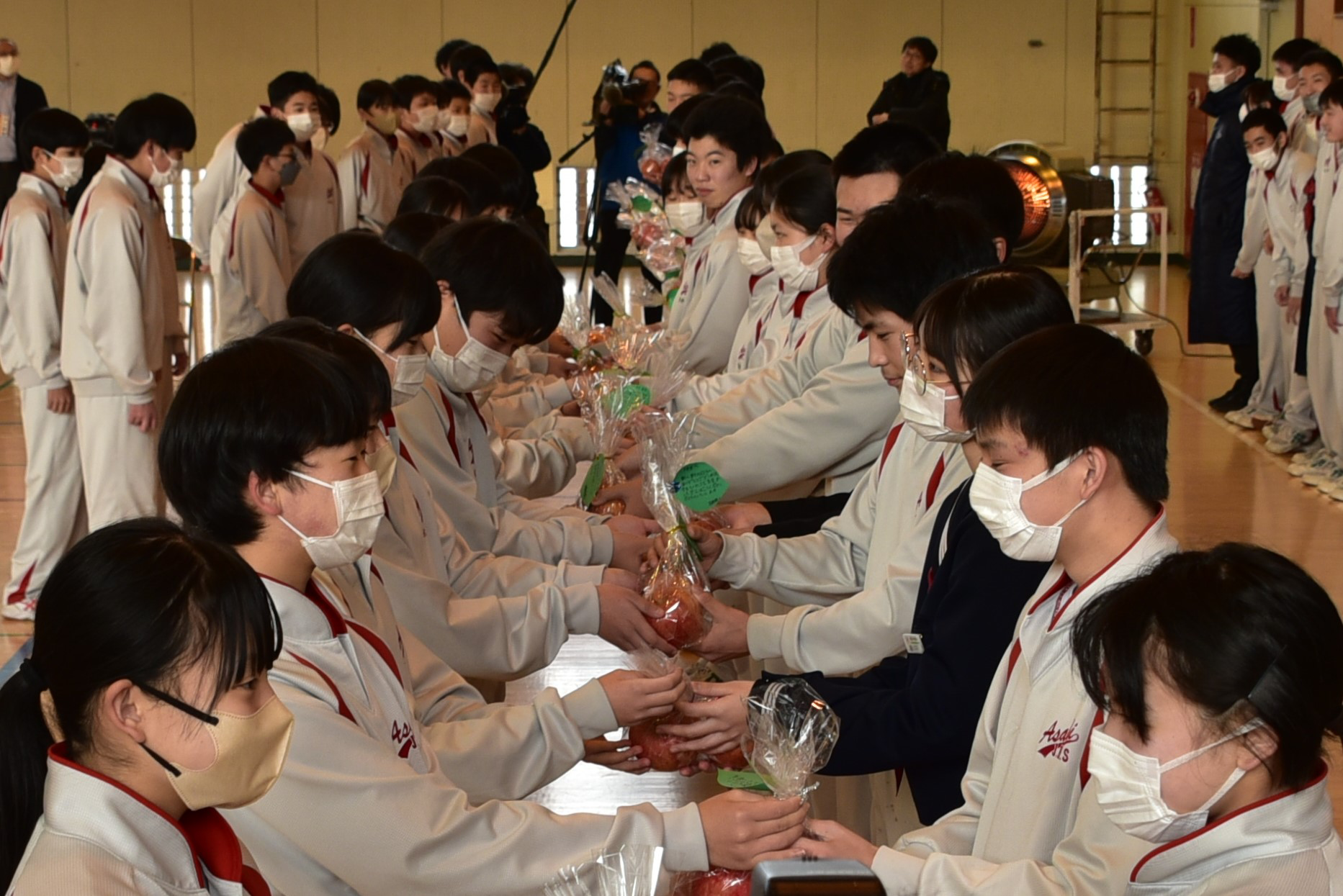 合格りんごを贈呈する様子