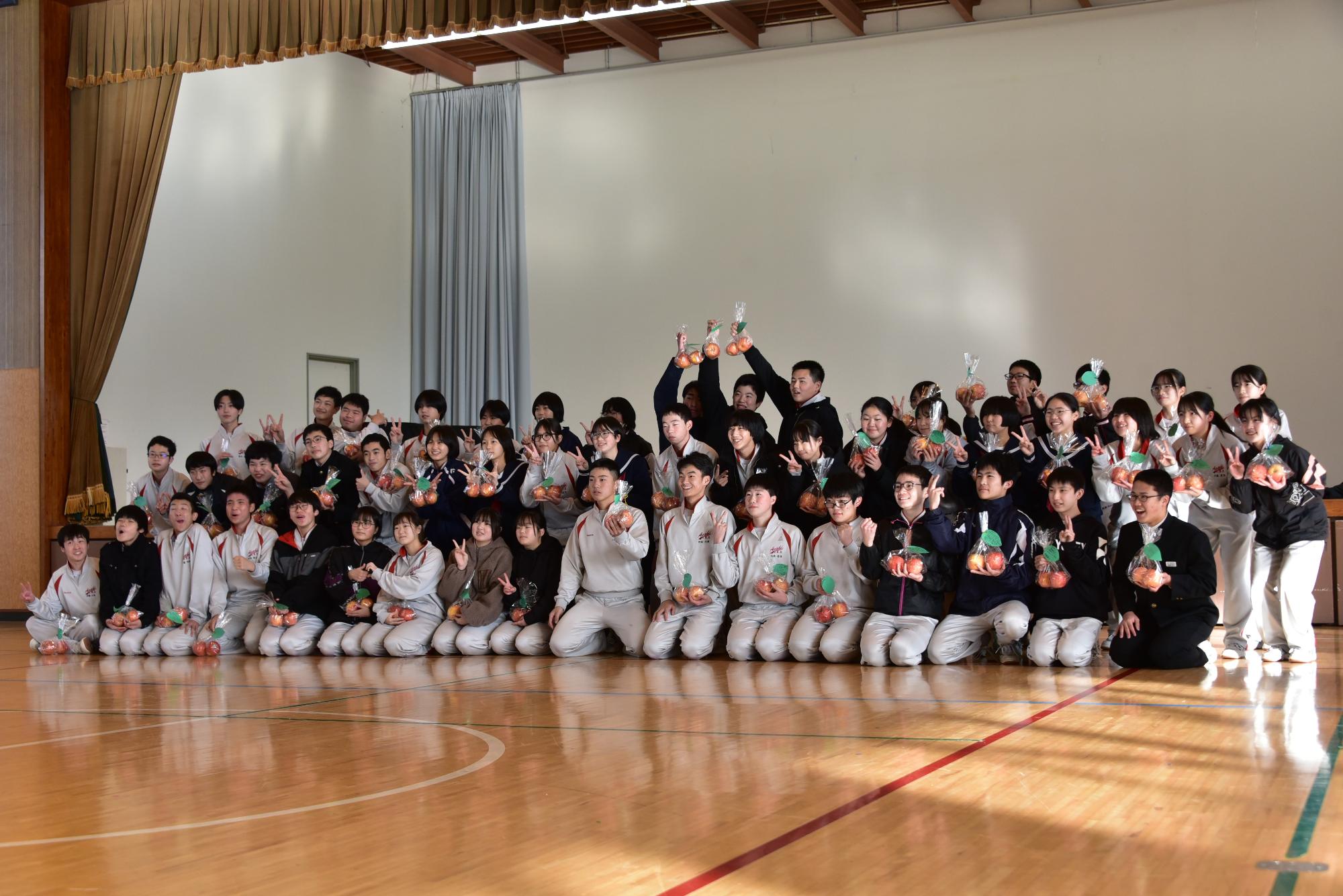 りんごを受け取った3年生の集合写真