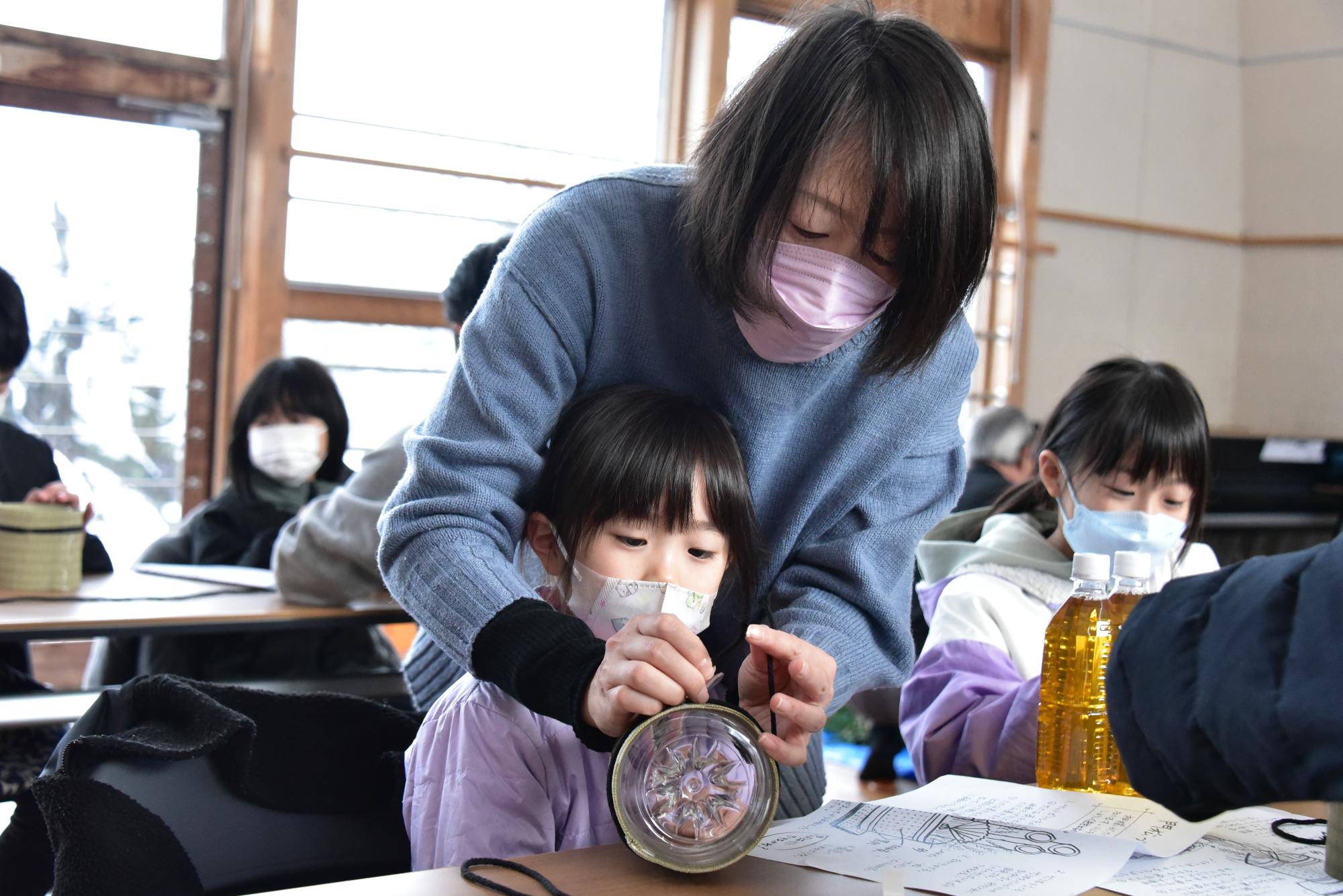 ペットボトルを半分に切ったものを茣蓙で包み、土台を製作1
