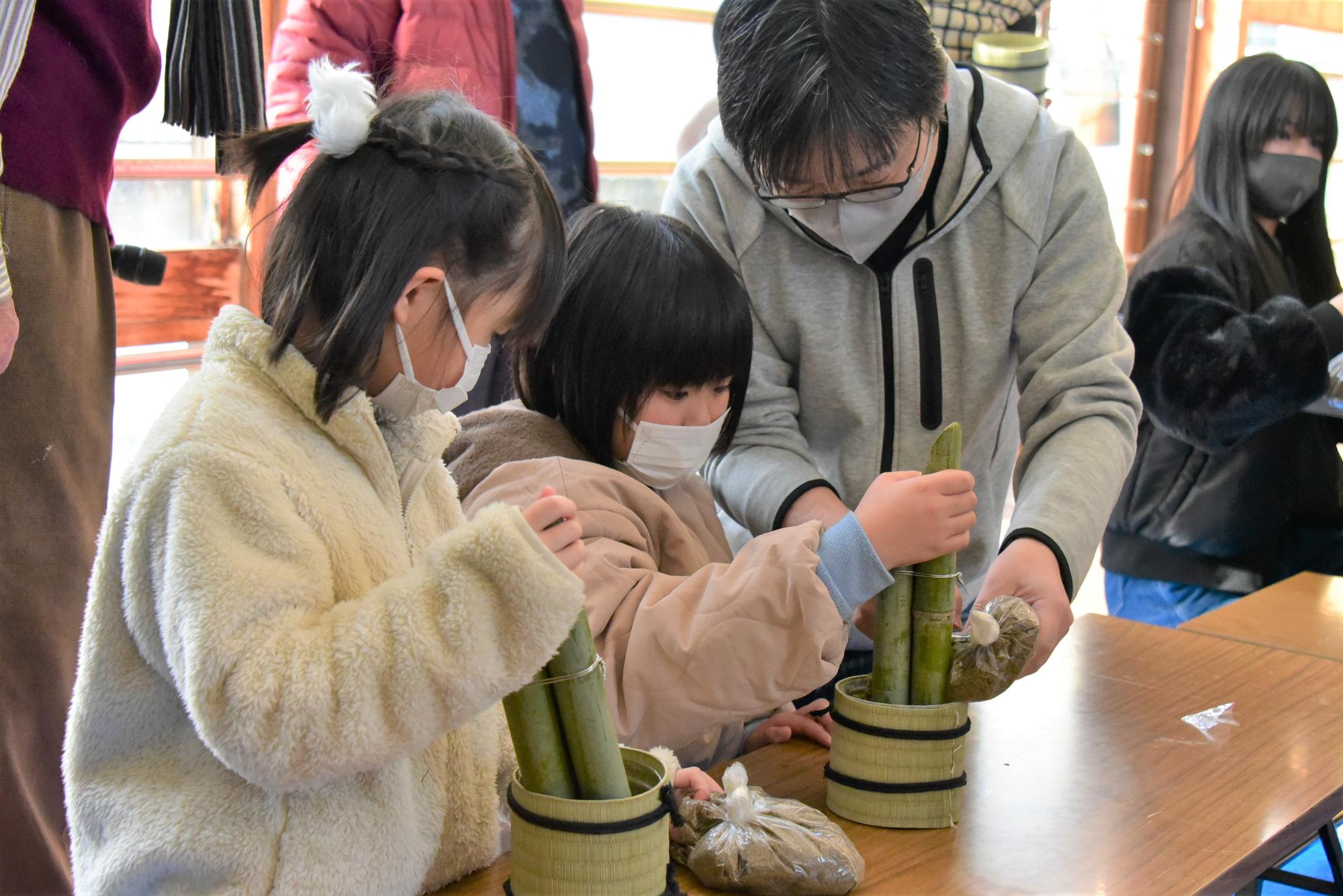竹を中心に立て、周りに土を入れる1