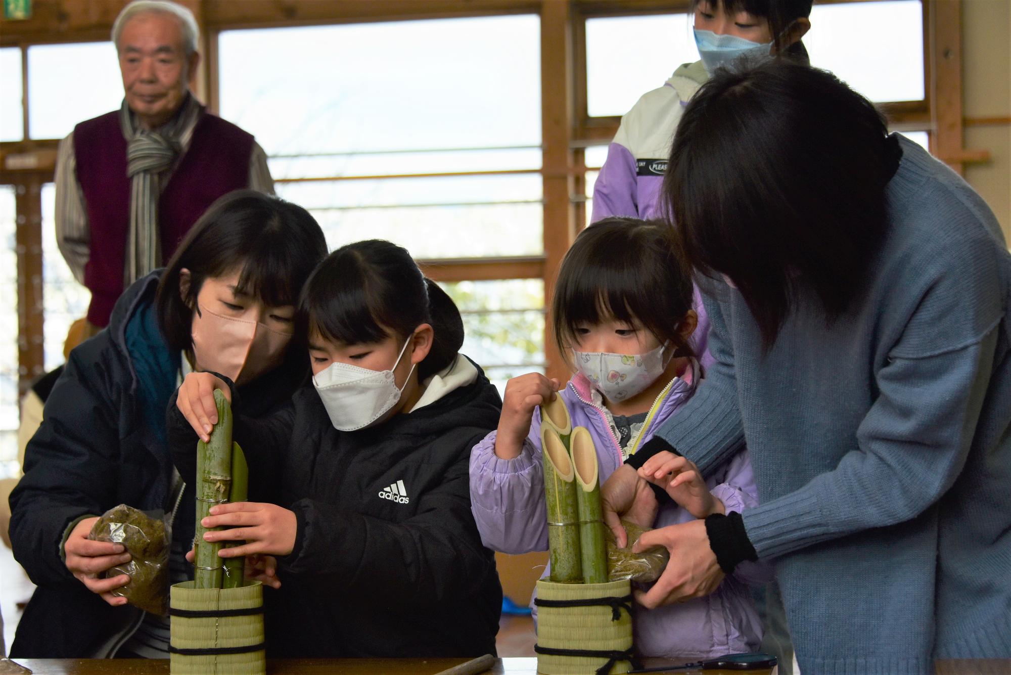 竹を中心に立て、周りに土を入れる2