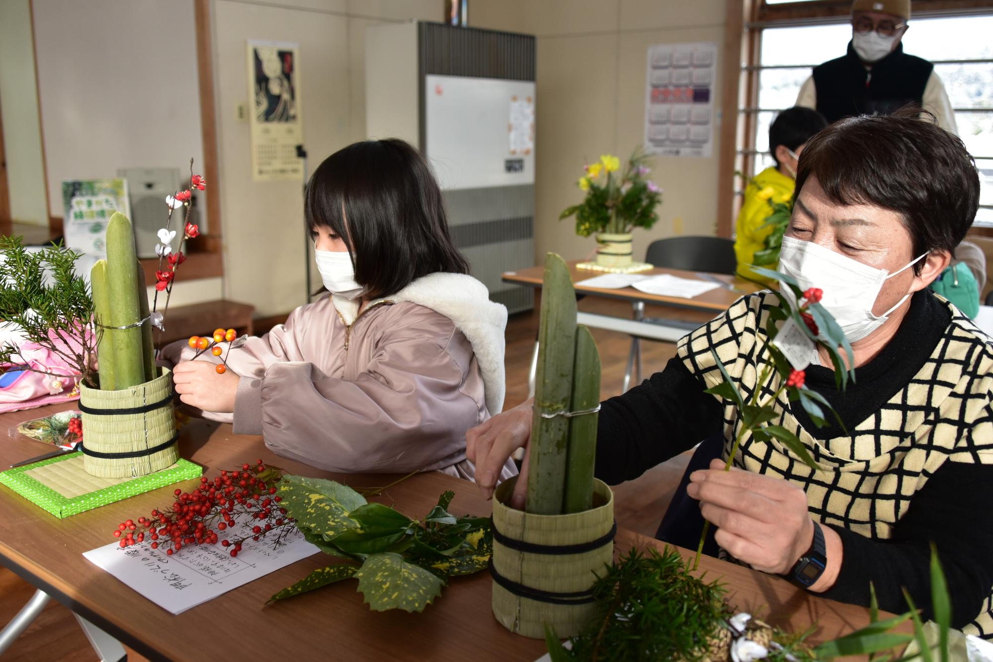 竹の周りを装飾。配置に頭を悩ませながらも楽しんでいました。2