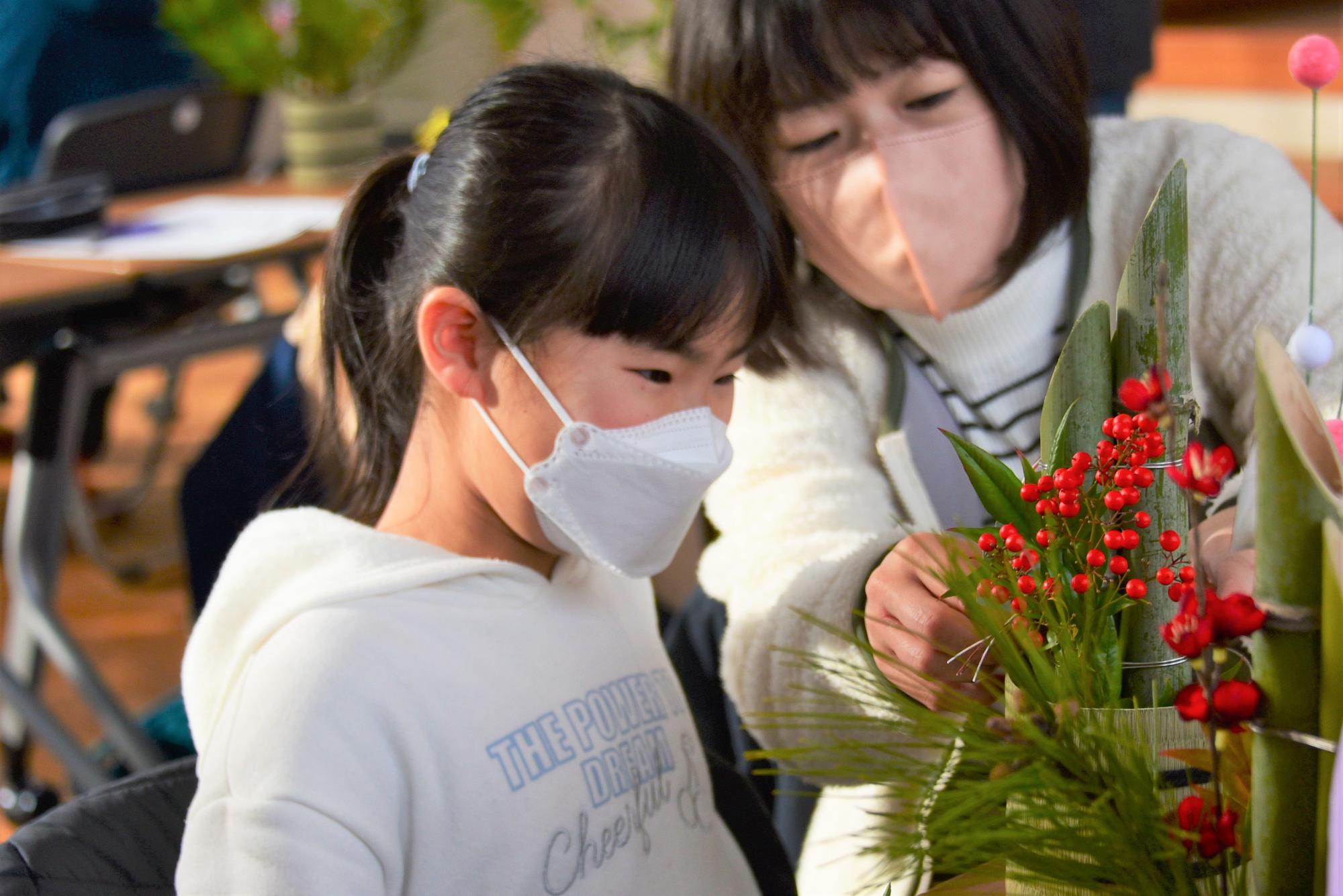竹の周りを装飾。配置に頭を悩ませながらも楽しんでいました。3
