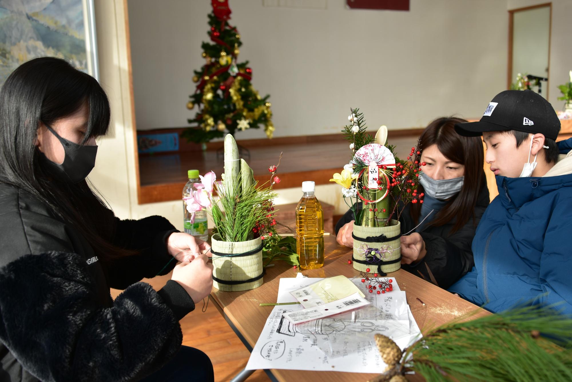 竹の周りを装飾。配置に頭を悩ませながらも楽しんでいました。4