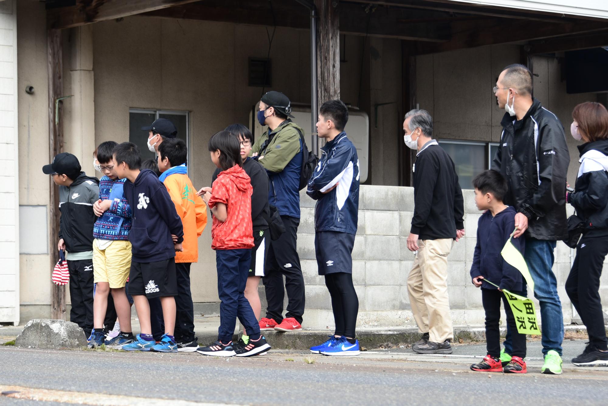 第40回アップル町民駅伝競走大会-20(選手を待ち望む観客)
