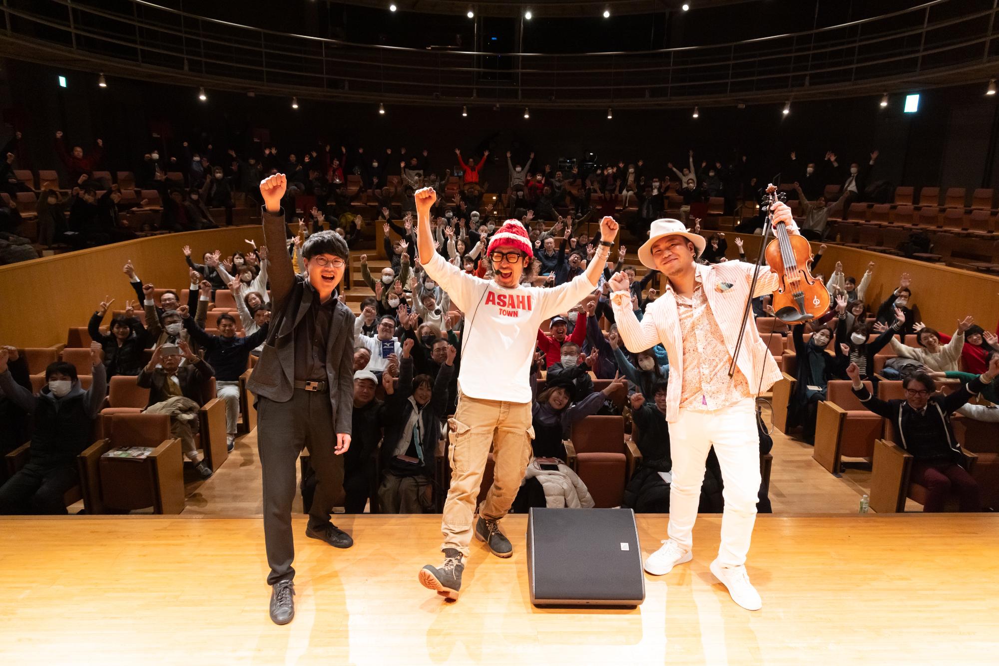 村尾隆介さん、竜馬さん、真島さんと記念撮影