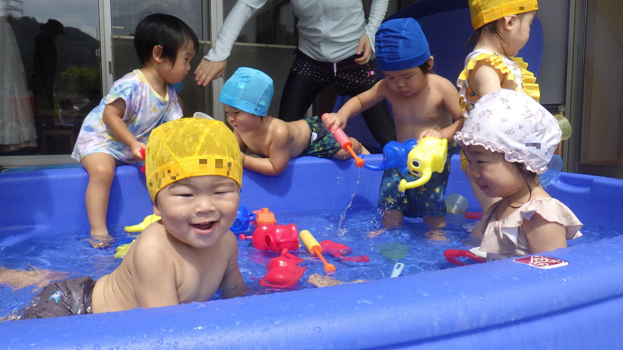 いちご組 プール気持ちいいね