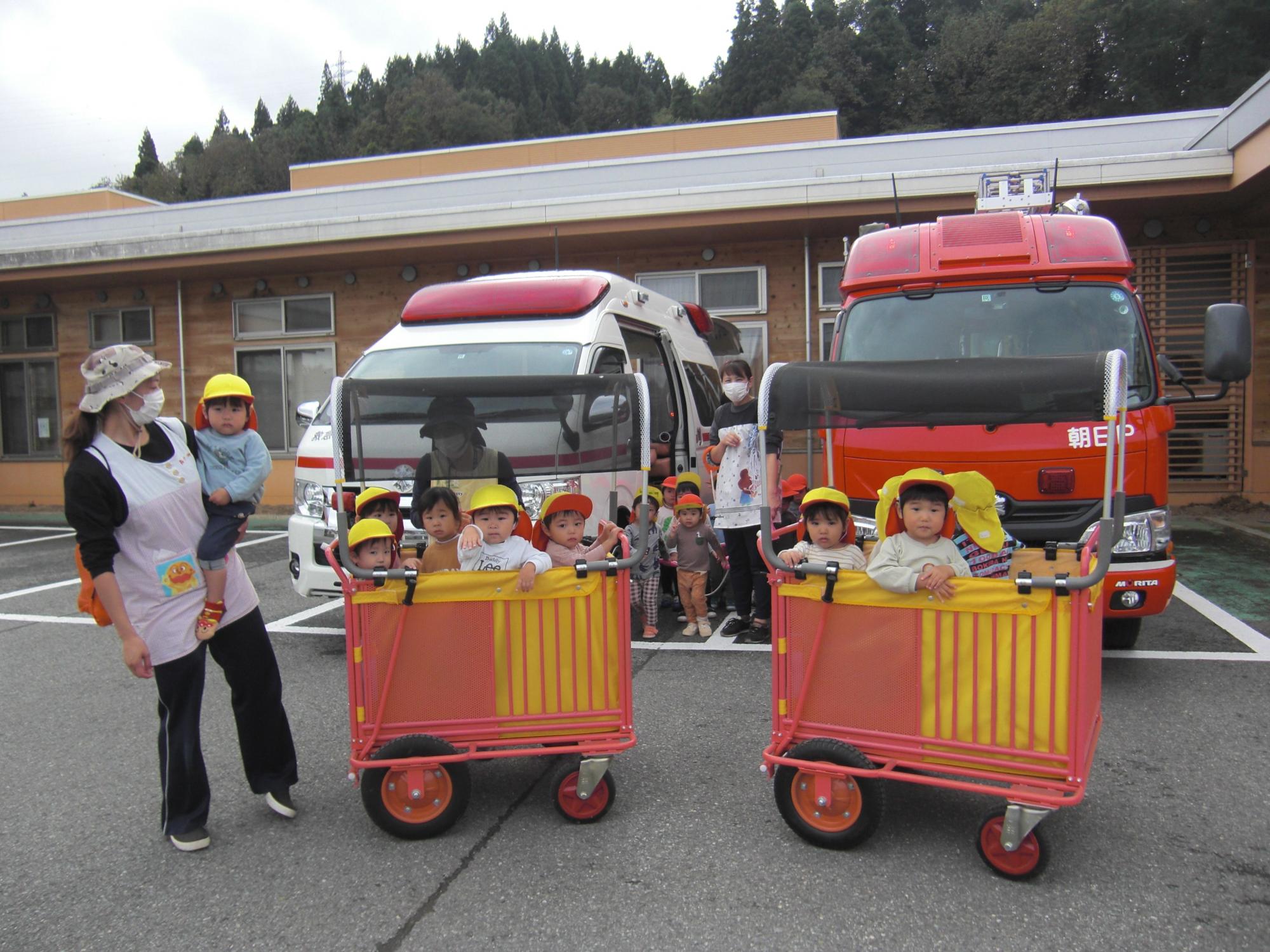 3歳未満児は救急車と消防車を 見せてもらいました