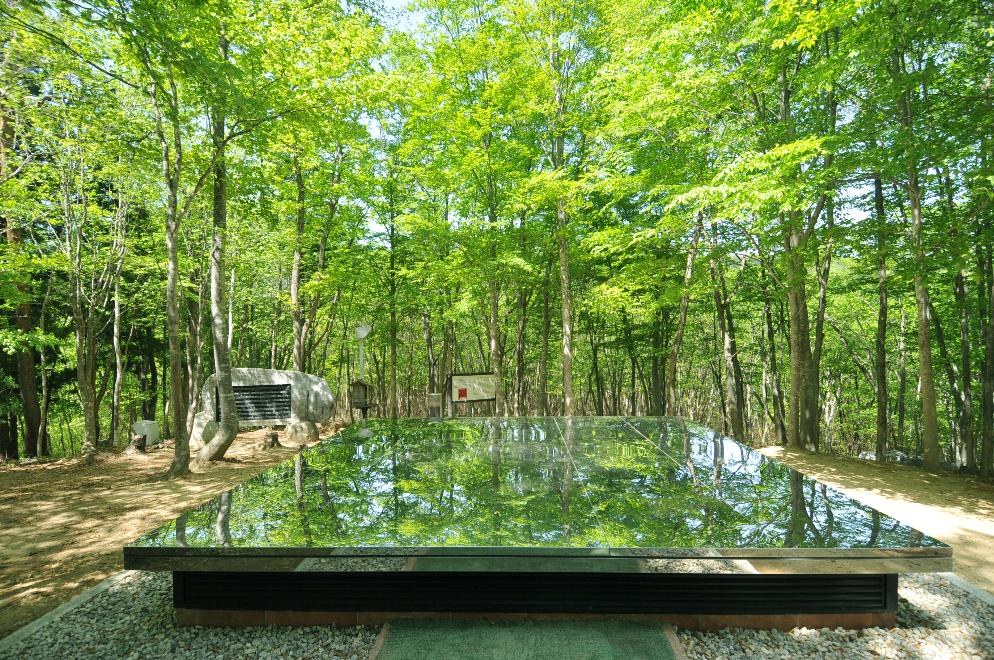 かけがえのない大気（空気）を象徴とした空気神社のステンレス板の鏡を横から撮影した画像