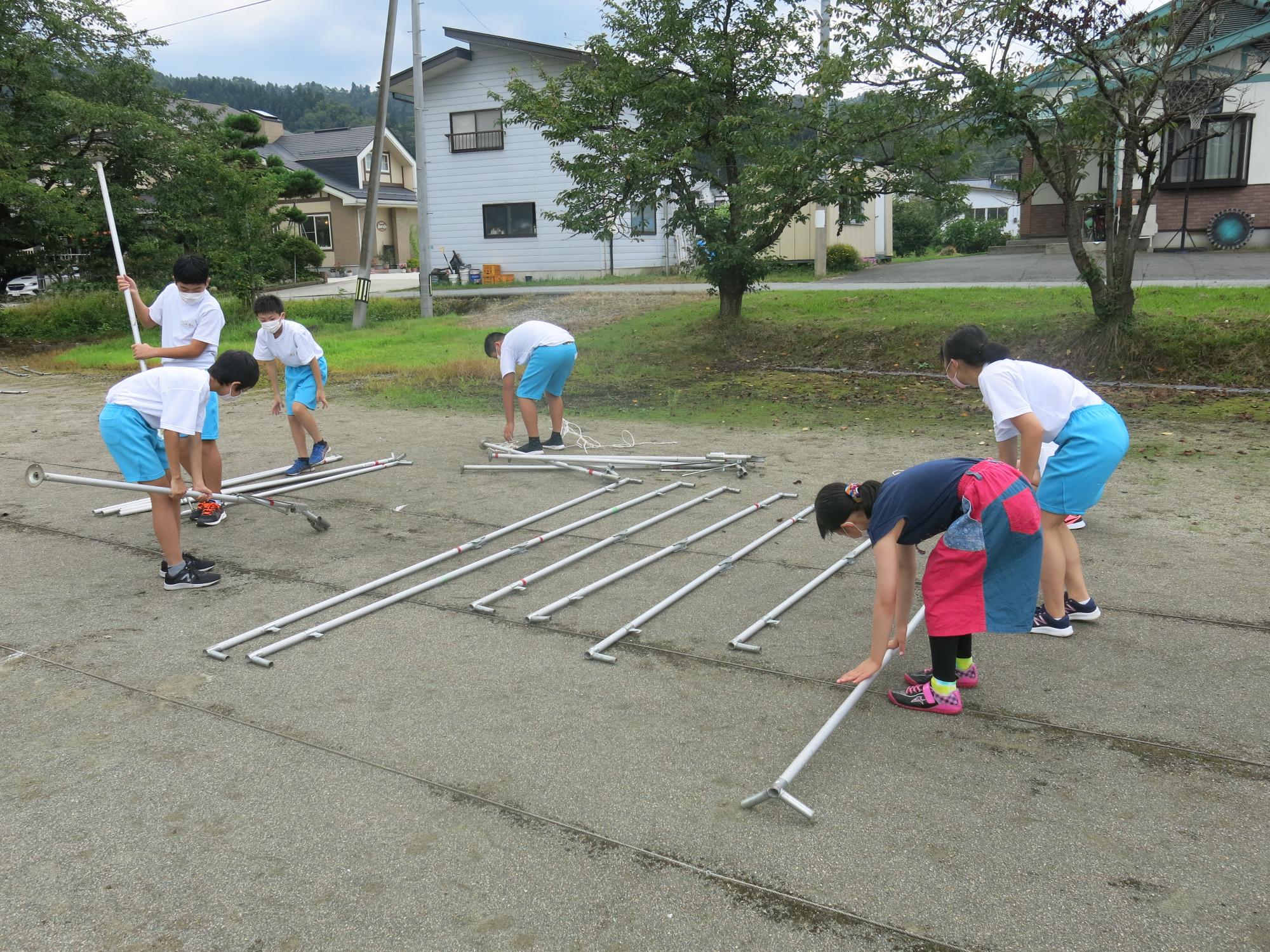 友達と分担協力して作業