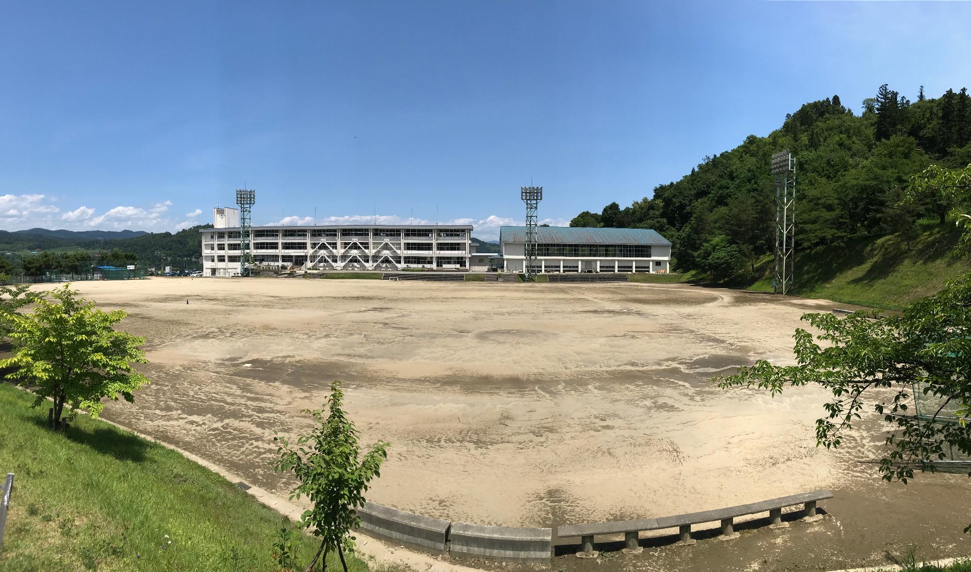 グラウンドから見た校舎全景