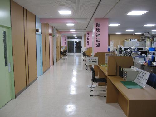 役場庁舎側から開発センター1階を見た風景