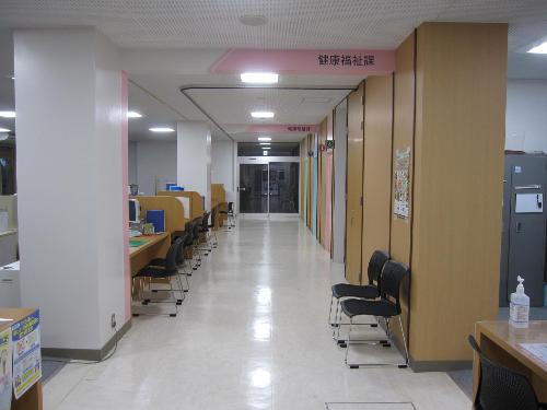 開発センター1階から役場庁舎側をみた風景