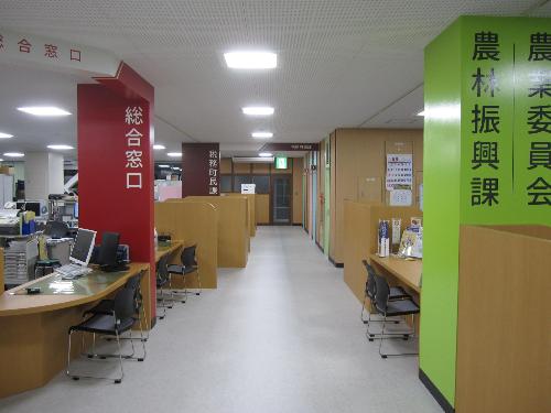 開発センター側から役場庁舎1回を見た風景