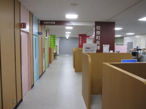 役場庁舎1階から開発センター側を見た風景