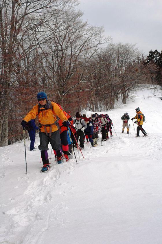 雪道を行く参加者一同の写真