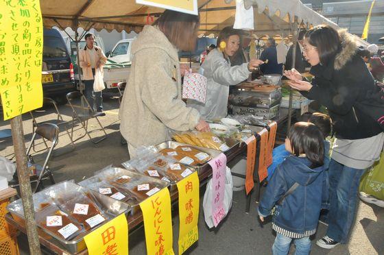 「中沢みらくる工房」の販売の様子の写真