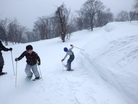 雪で遊ぶ小学生参加者の写真