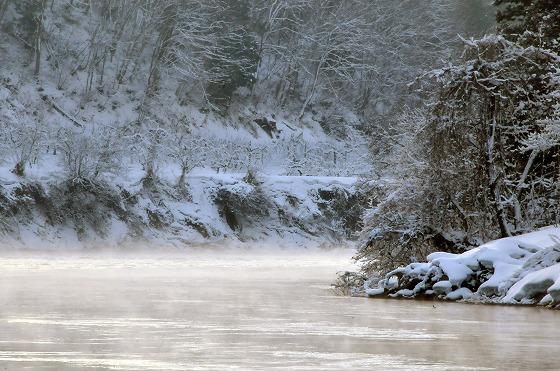 雪景色が似合う最上川の写真
