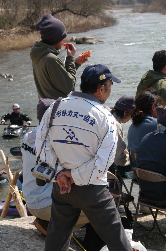 競技の様子を見守る、「山形県カヌー協会」と書かれた服を着た観客の写真