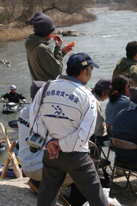 競技の様子を見守る、「山形県カヌー協会」と書かれた服を着た観客の写真