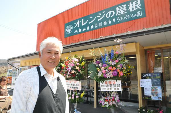 オーナーの奈良崎さんとお店の写真
