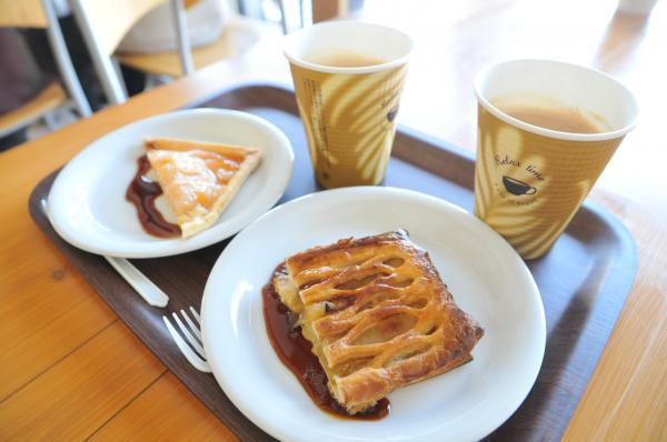 店内で食べられるアップルパイやタルトとコーヒーの写真